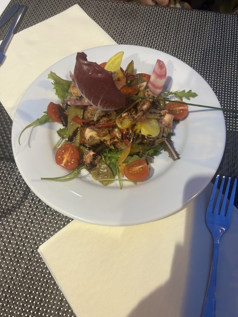 Une assiette de salade, tomates et légumes marinés