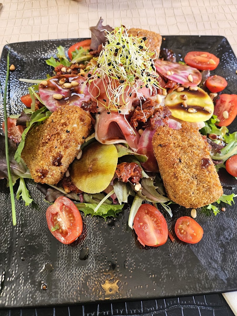 Une salade composée avec croquettes et légumes colorés
