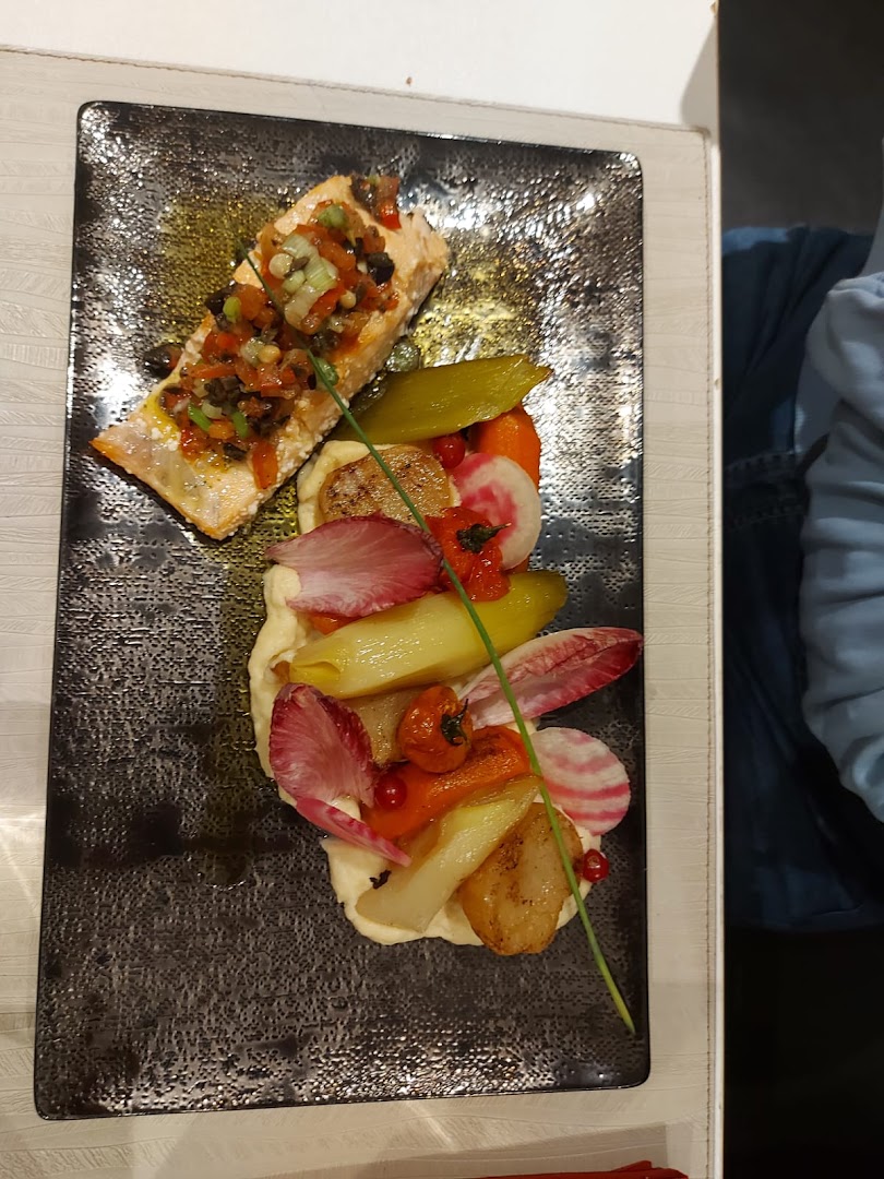 Un filet de poisson accompagné de légumes