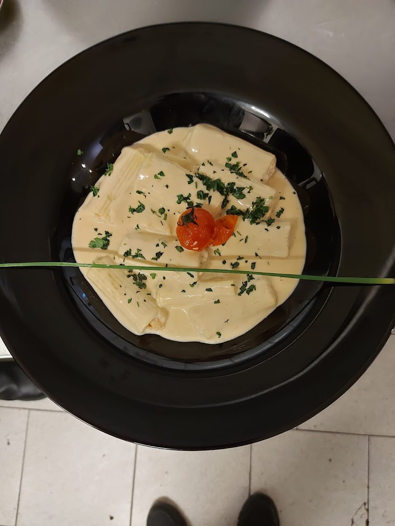 Des ravioli servis dans une assiette blanche